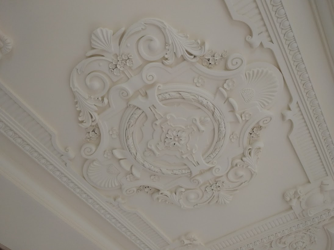 Декорирование потолка. Гипсовая лепнина