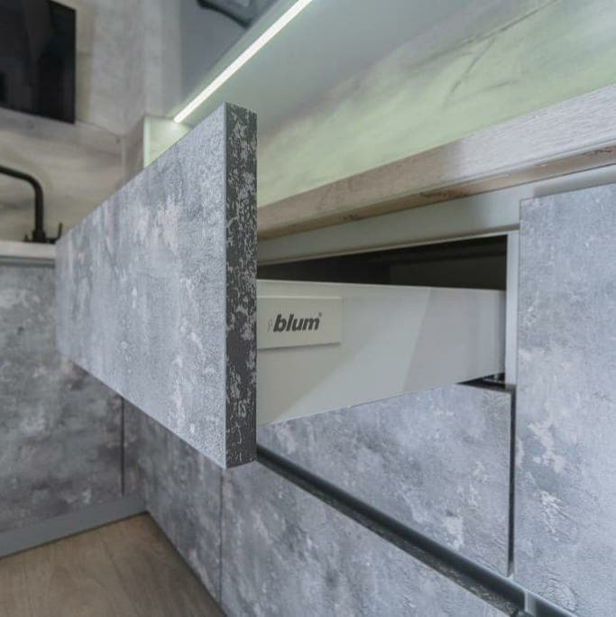 Широкая серо-белая угловая кухня в стиле лофт