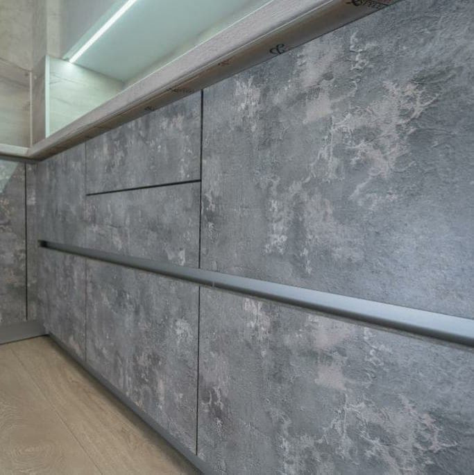 Широкая серо-белая угловая кухня в стиле лофт