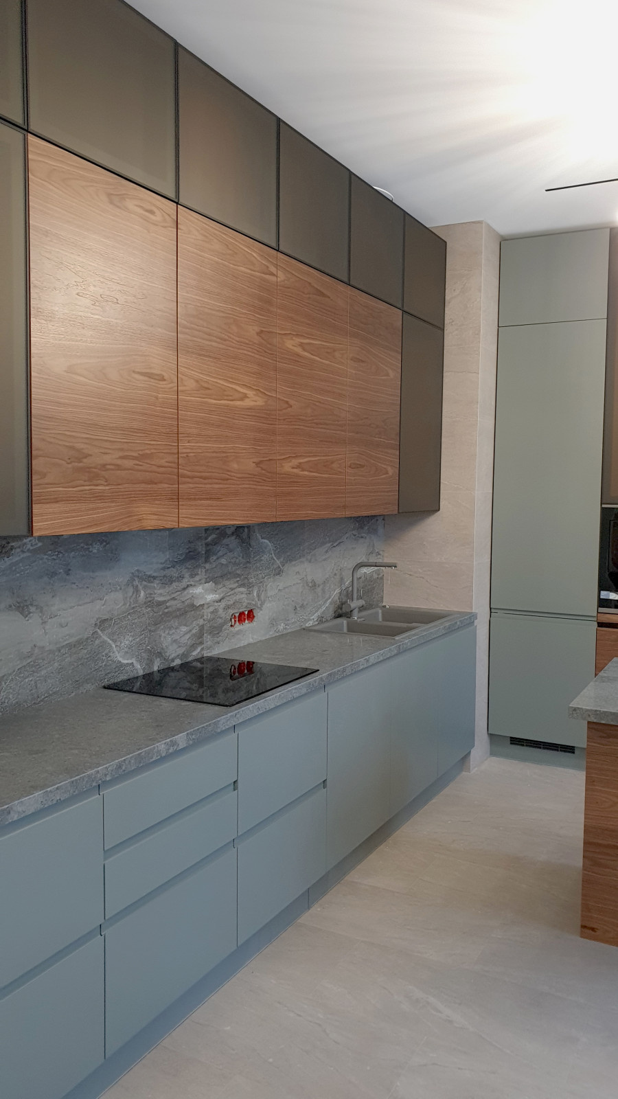 Сдержанный скандинавский дизайн кухни Solo в сочетании с натуральным шпоном