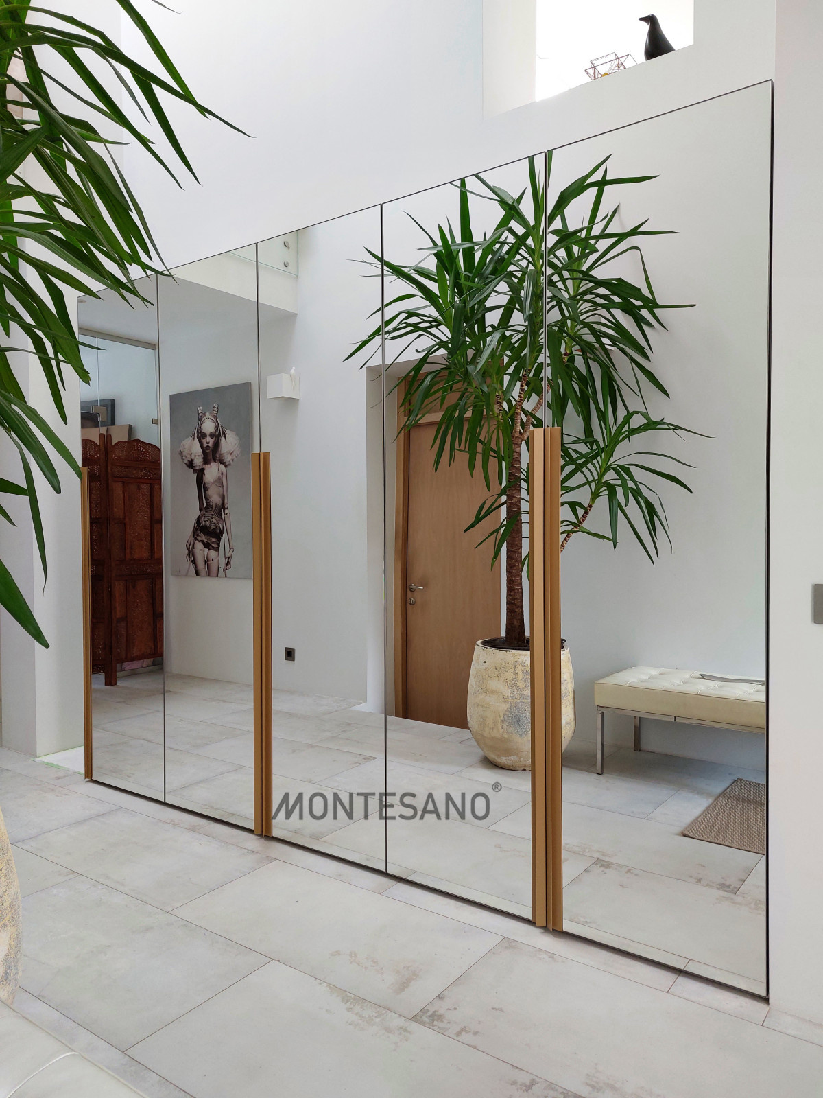 Зеркальный шкаф-стена в загородном доме