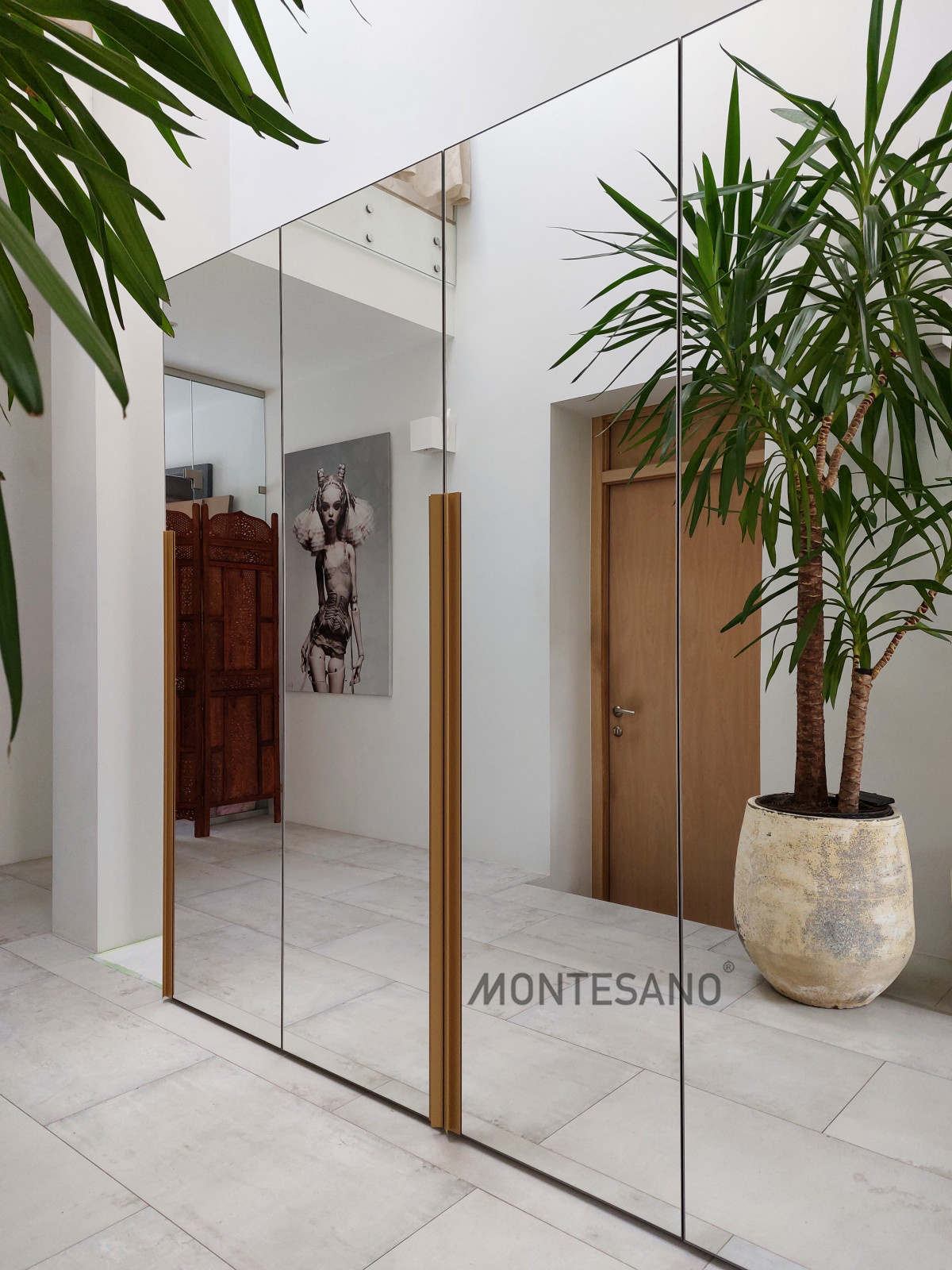 Зеркальный шкаф-стена в загородном доме