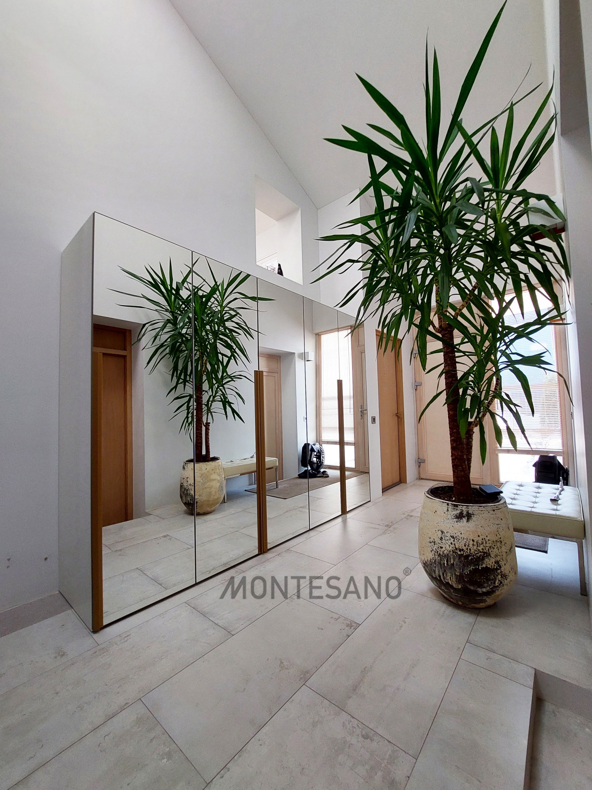 Зеркальный шкаф-стена в загородном доме