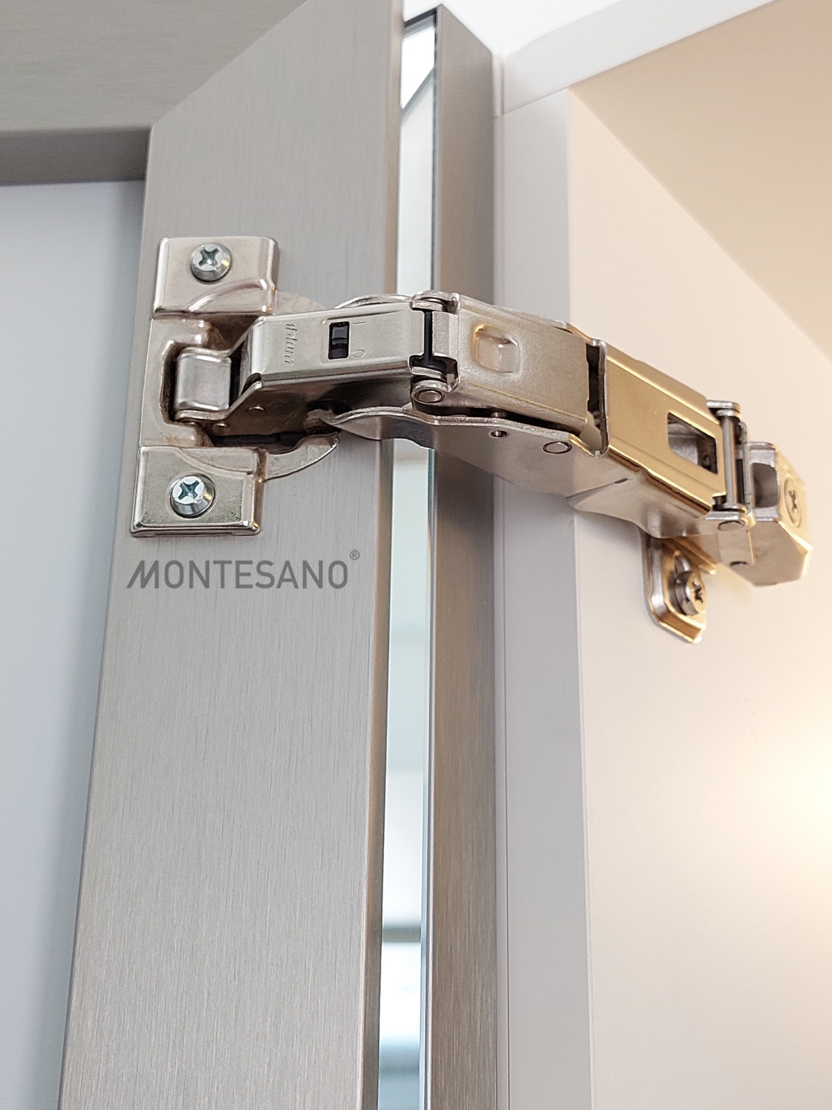 Зеркальный шкаф-стена в загородном доме