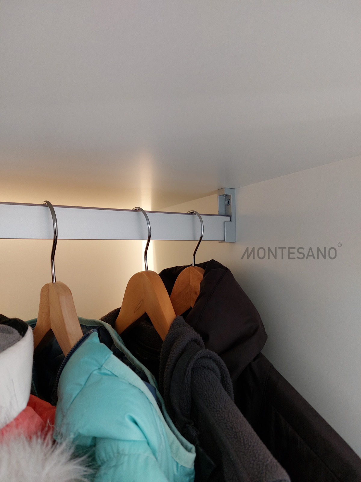 Зеркальный шкаф-стена в загородном доме