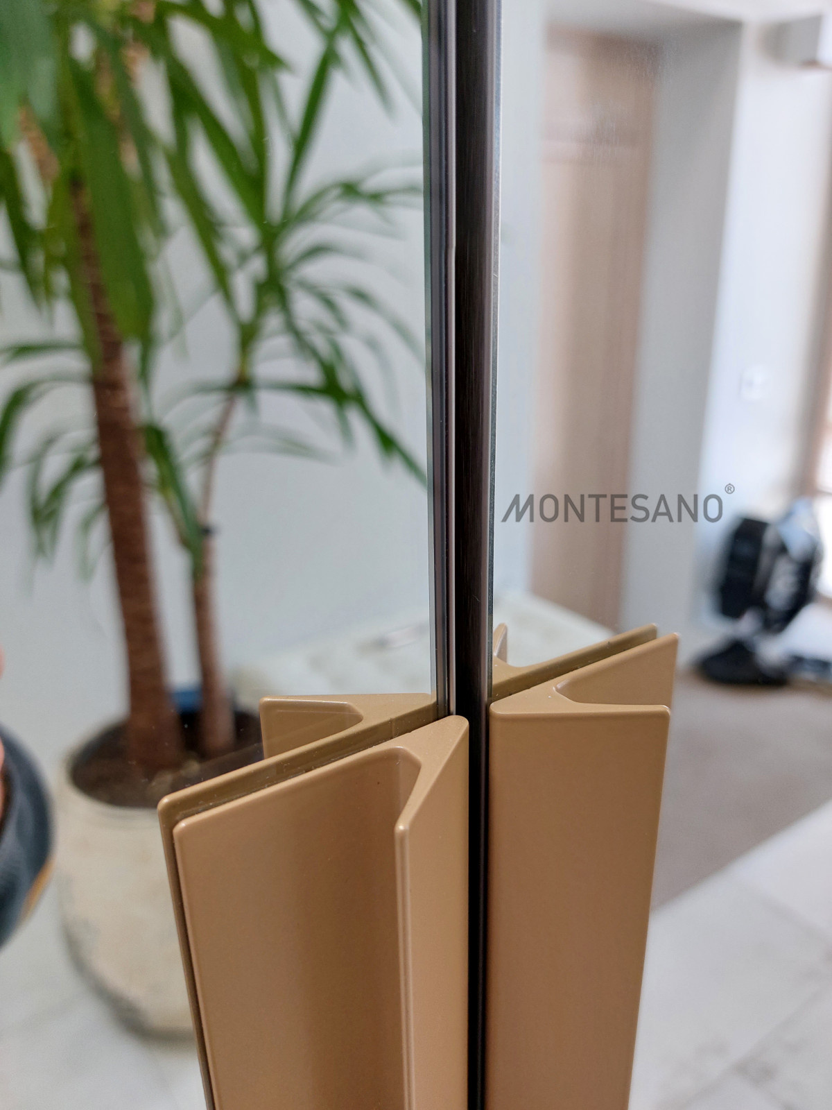 Зеркальный шкаф-стена в загородном доме