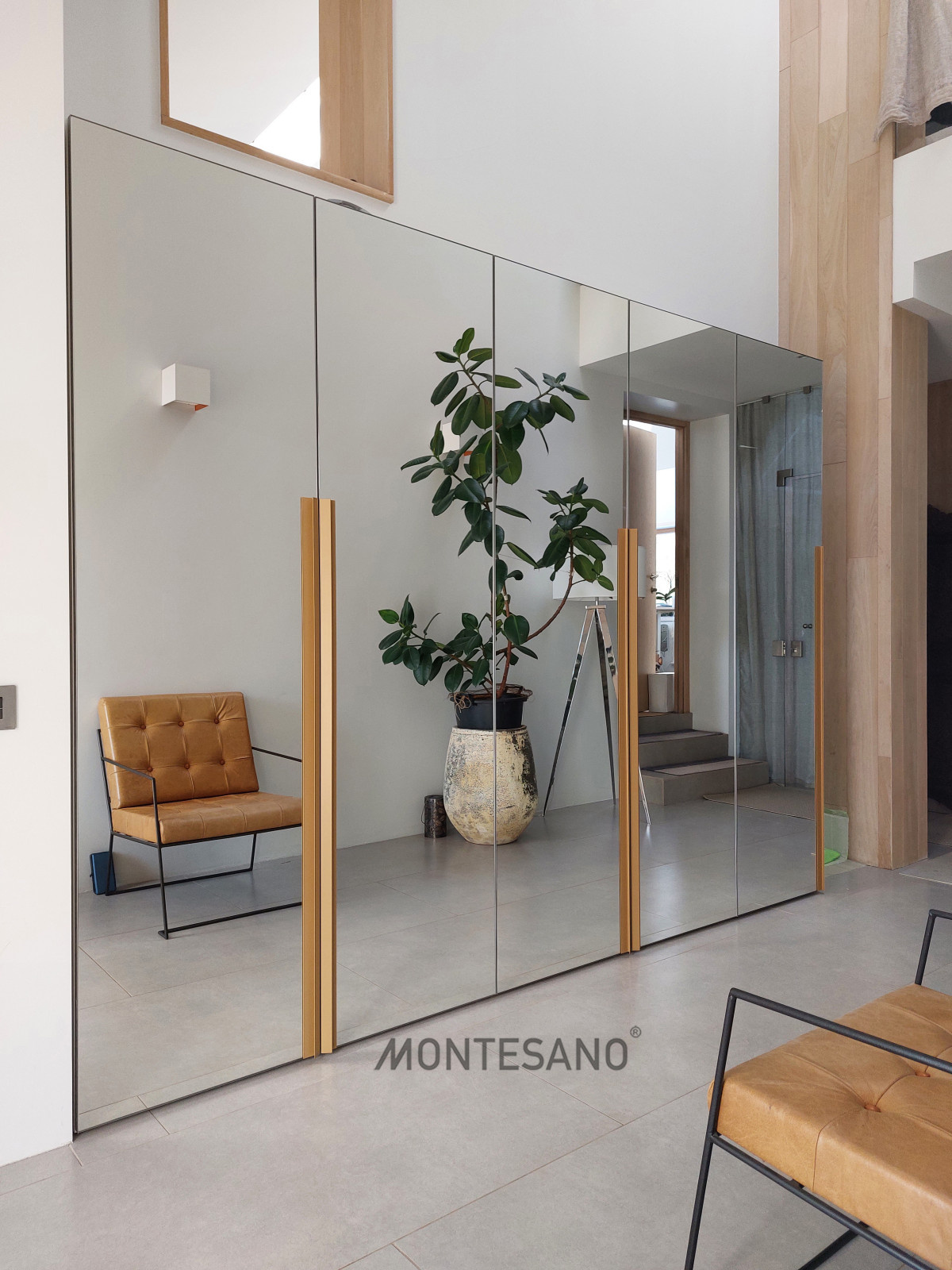 Зеркальный шкаф в прихожей