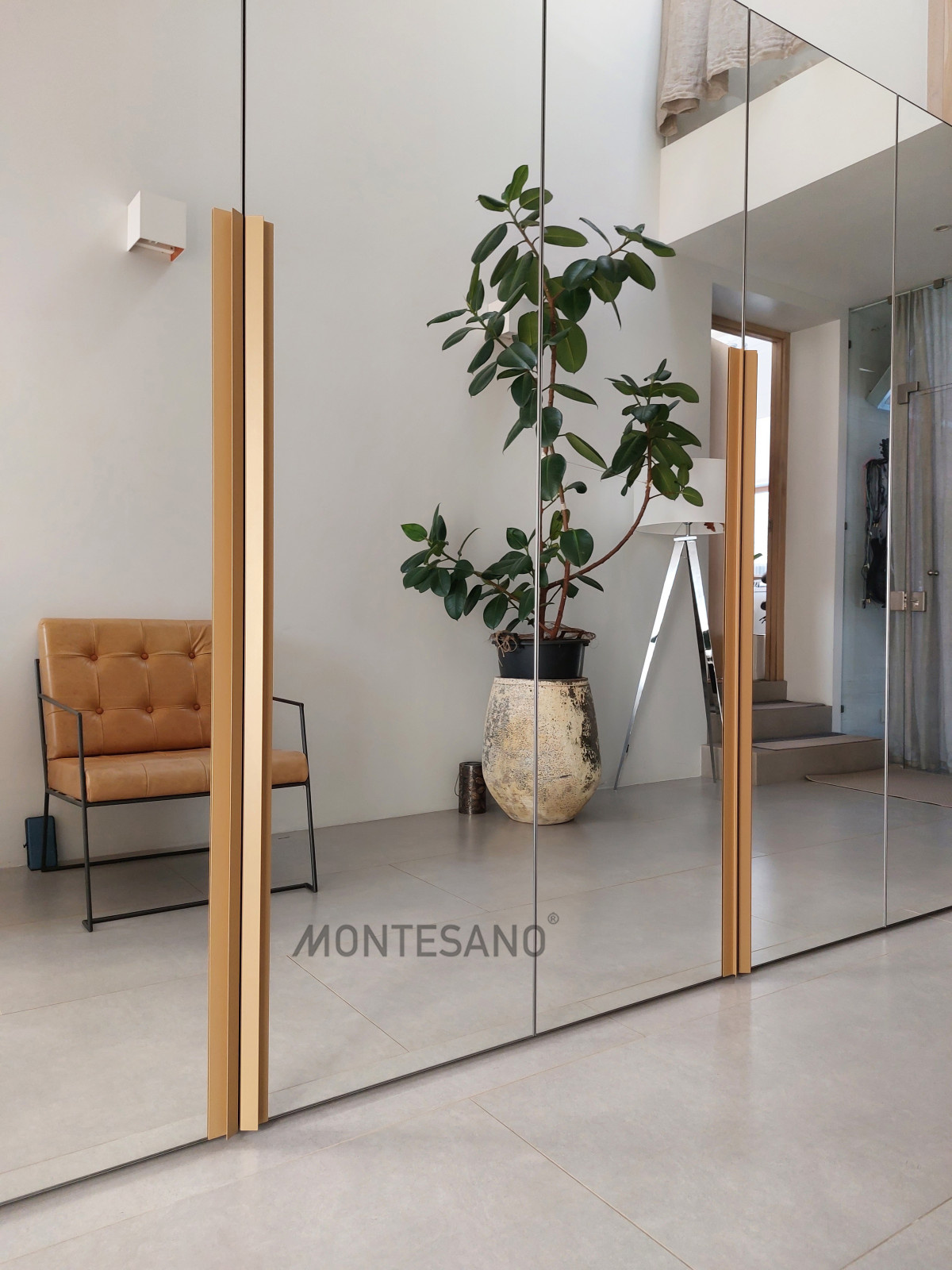 Зеркальный шкаф в прихожей