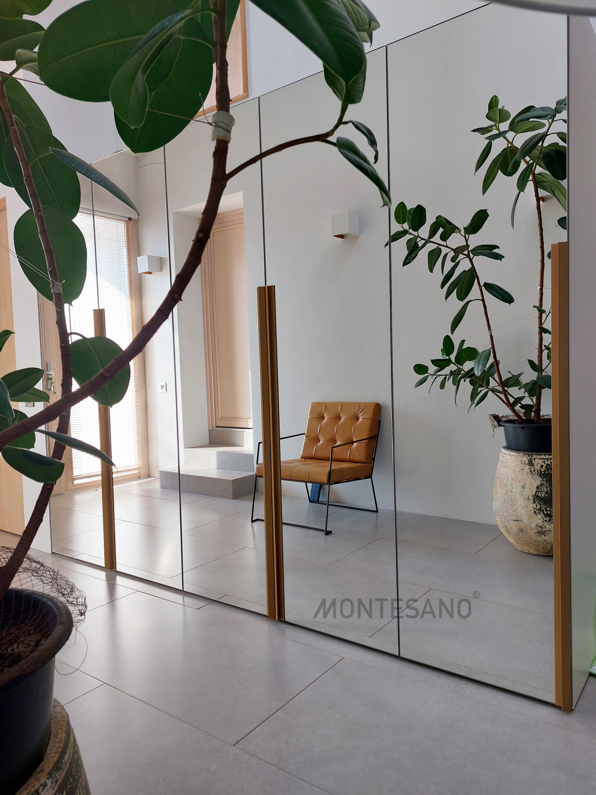 Зеркальный шкаф в прихожей