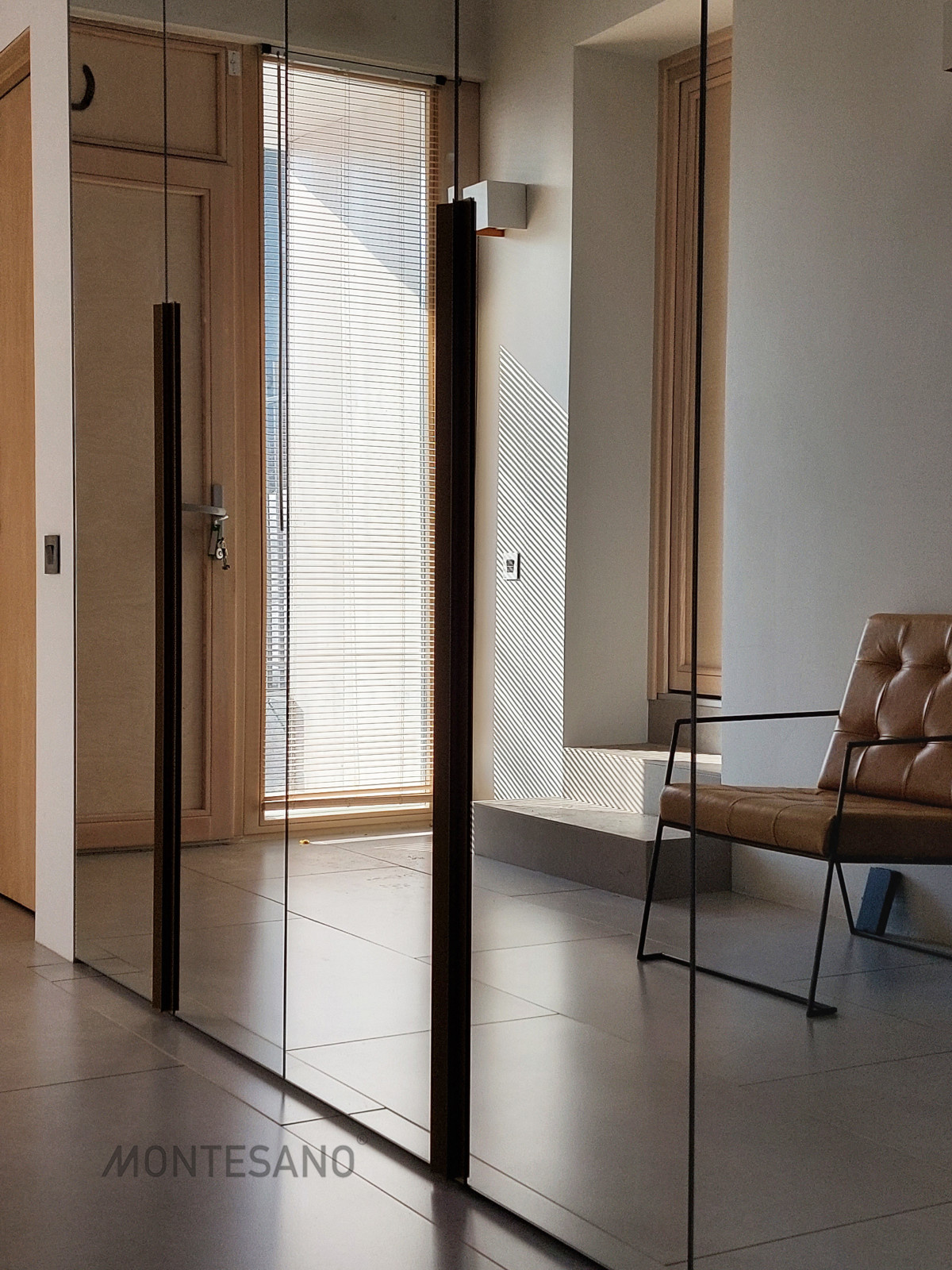 Зеркальный шкаф в прихожей