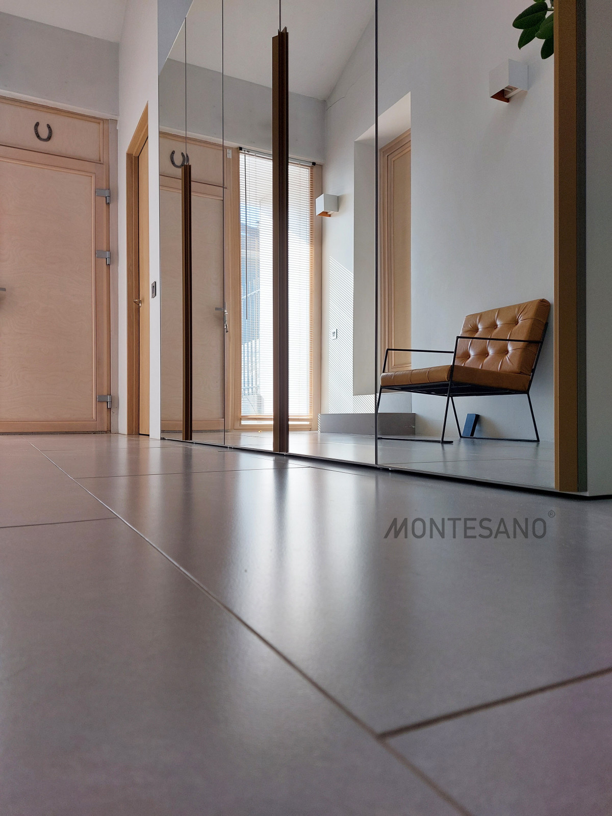 Зеркальный шкаф в прихожей