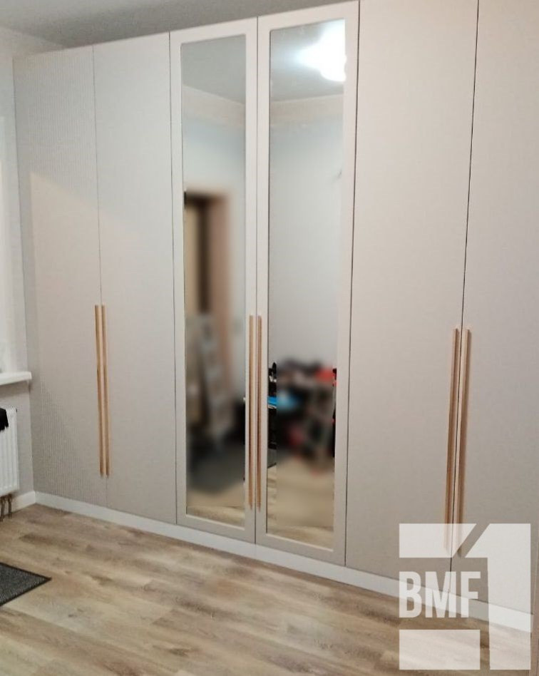 Светлые шкафы с распашными дверьми в прихожую