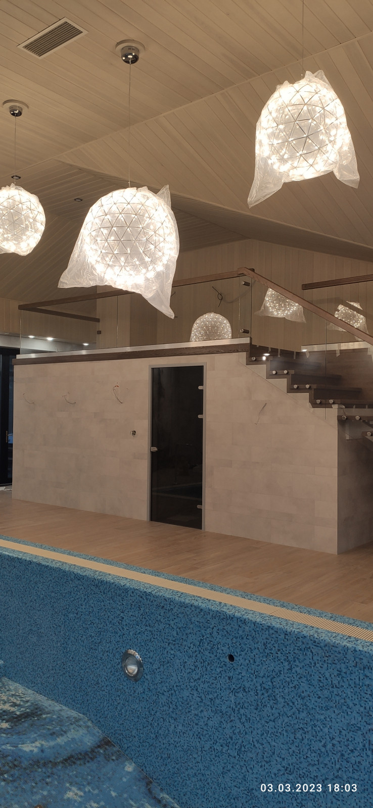 Лестница на монокосоуре со стеклянным ограждением