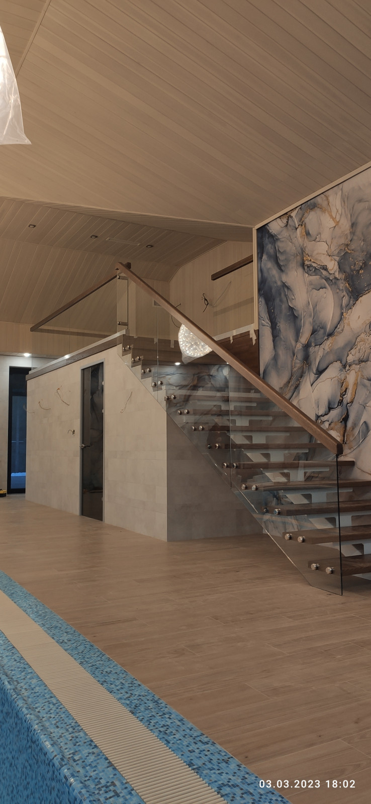 Лестница на монокосоуре со стеклянным ограждением