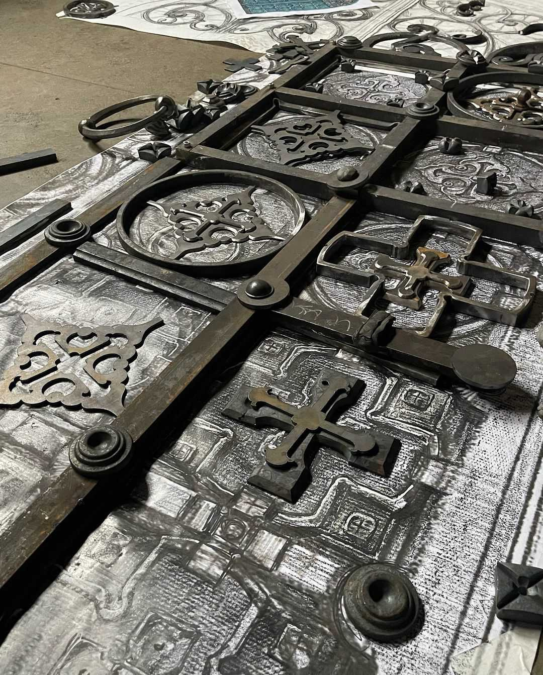 Кованые двери в Храм с витражными окнами.