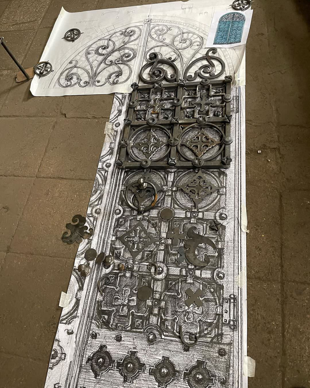 Кованые двери в Храм с витражными окнами.