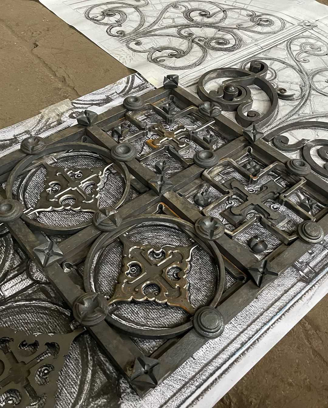 Кованые двери в Храм с витражными окнами.