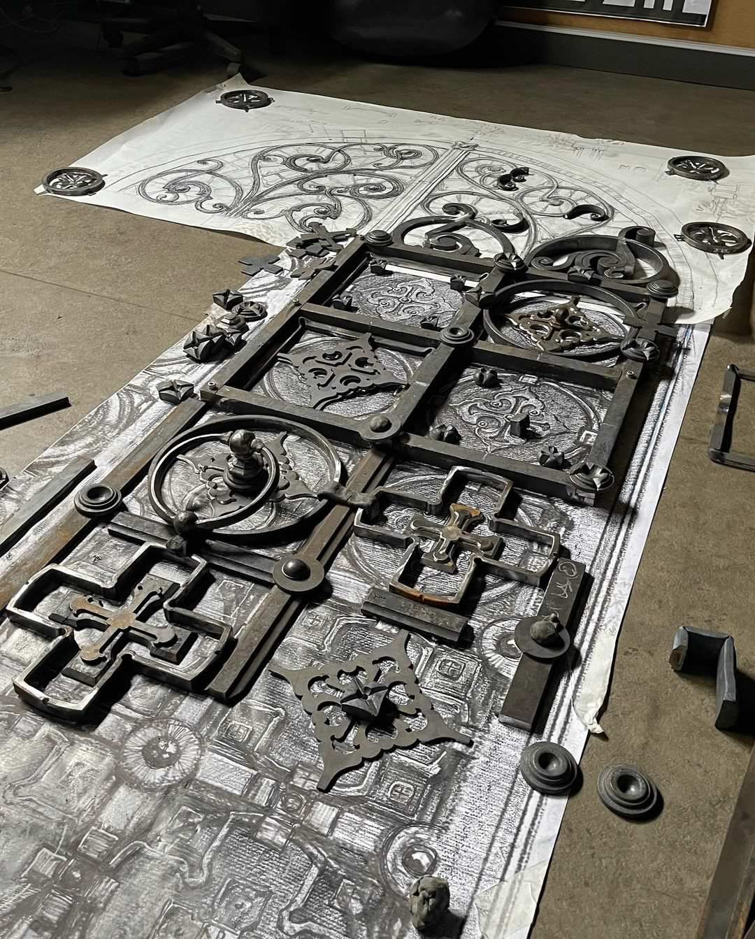 Кованые двери в Храм с витражными окнами.