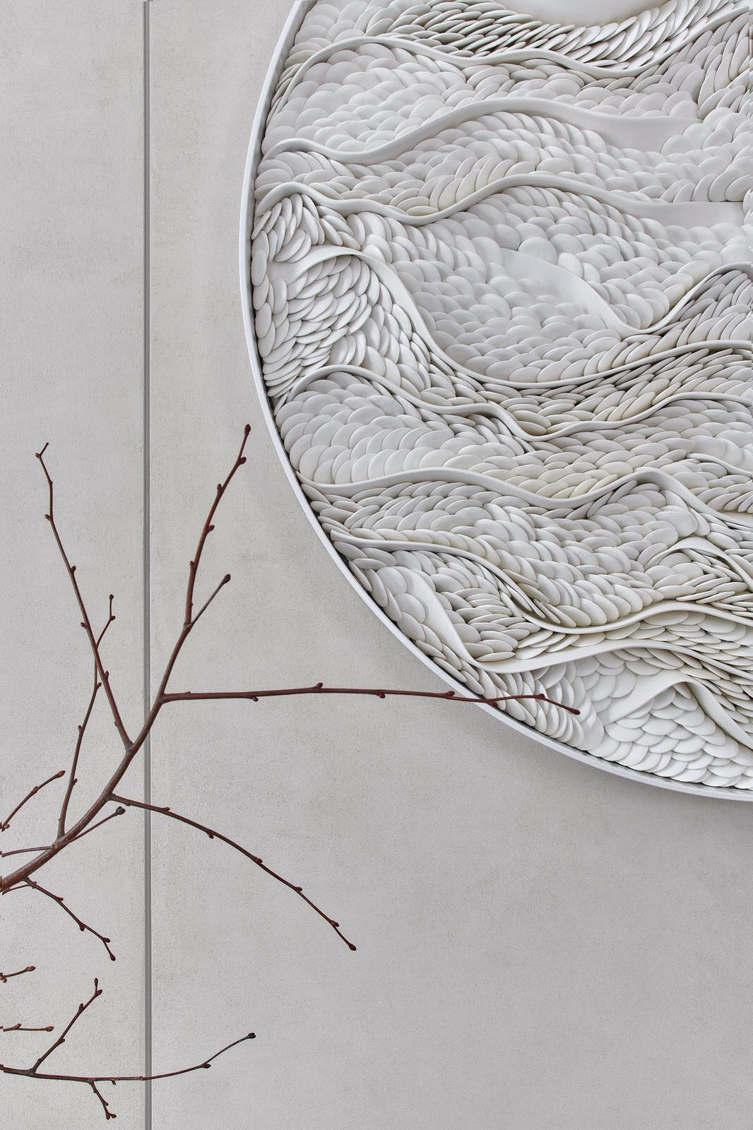 Панно из белой глины (арт-объект)