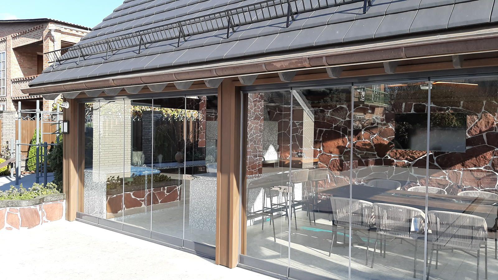 Беседка частного дома. Холодное остекление