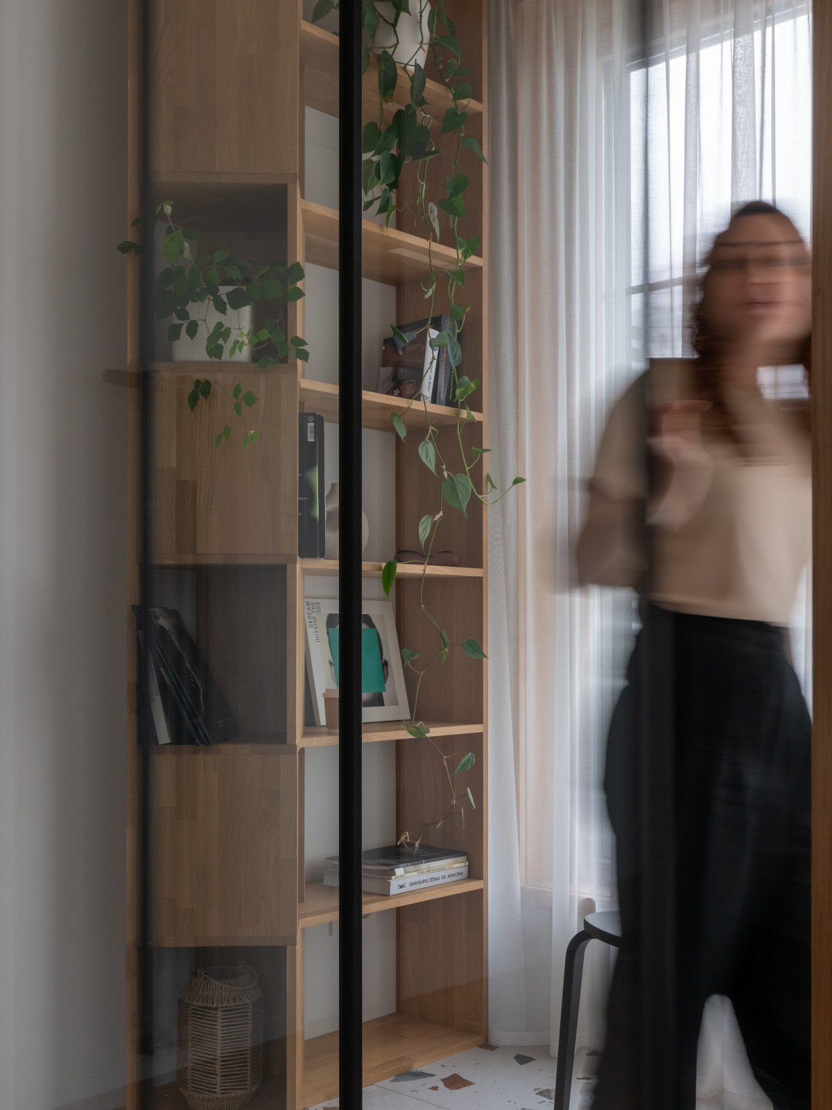 Двухкомнатная квартира с зеленой перегородкой в гостиной