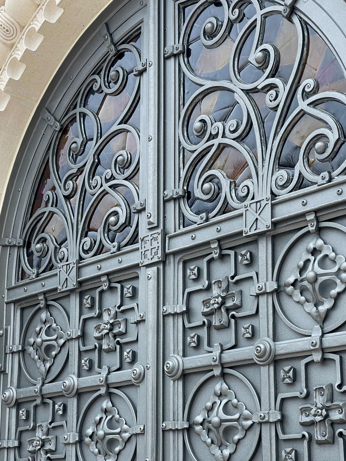 Кованые двери в Храм с витражными окнами.