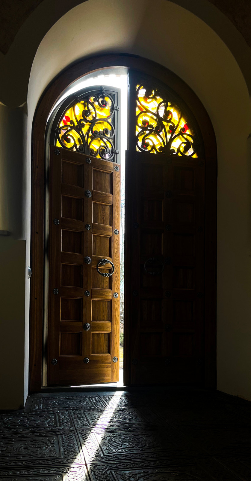 Кованые двери в Храм с витражными окнами.