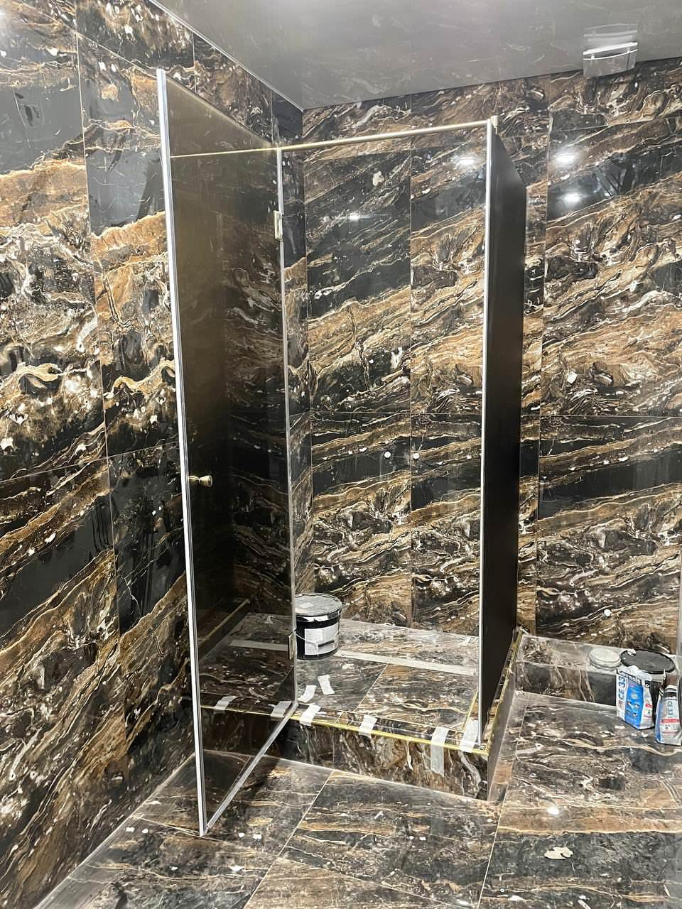 Обложка проекта: Установка стеклянных душевых перегородок