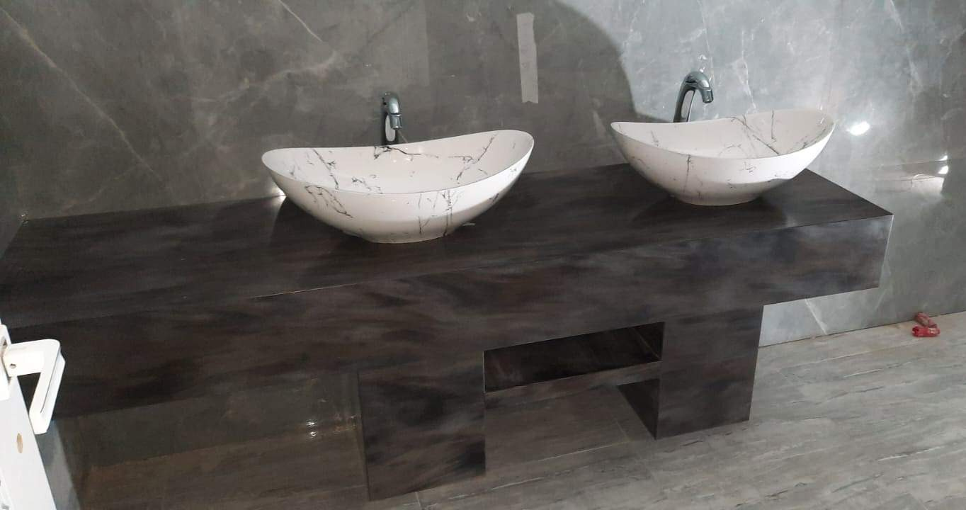 3 стола для санузлов из искусственного камня Corian