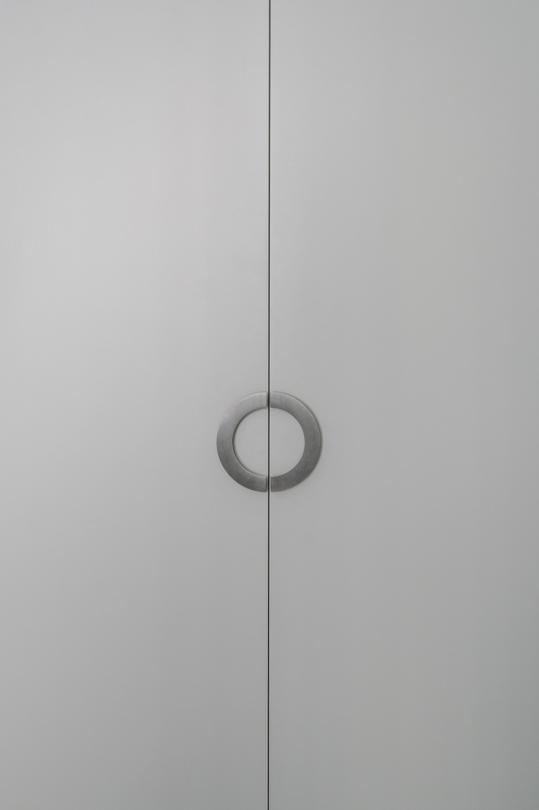 Шкаф с декоративной аркой