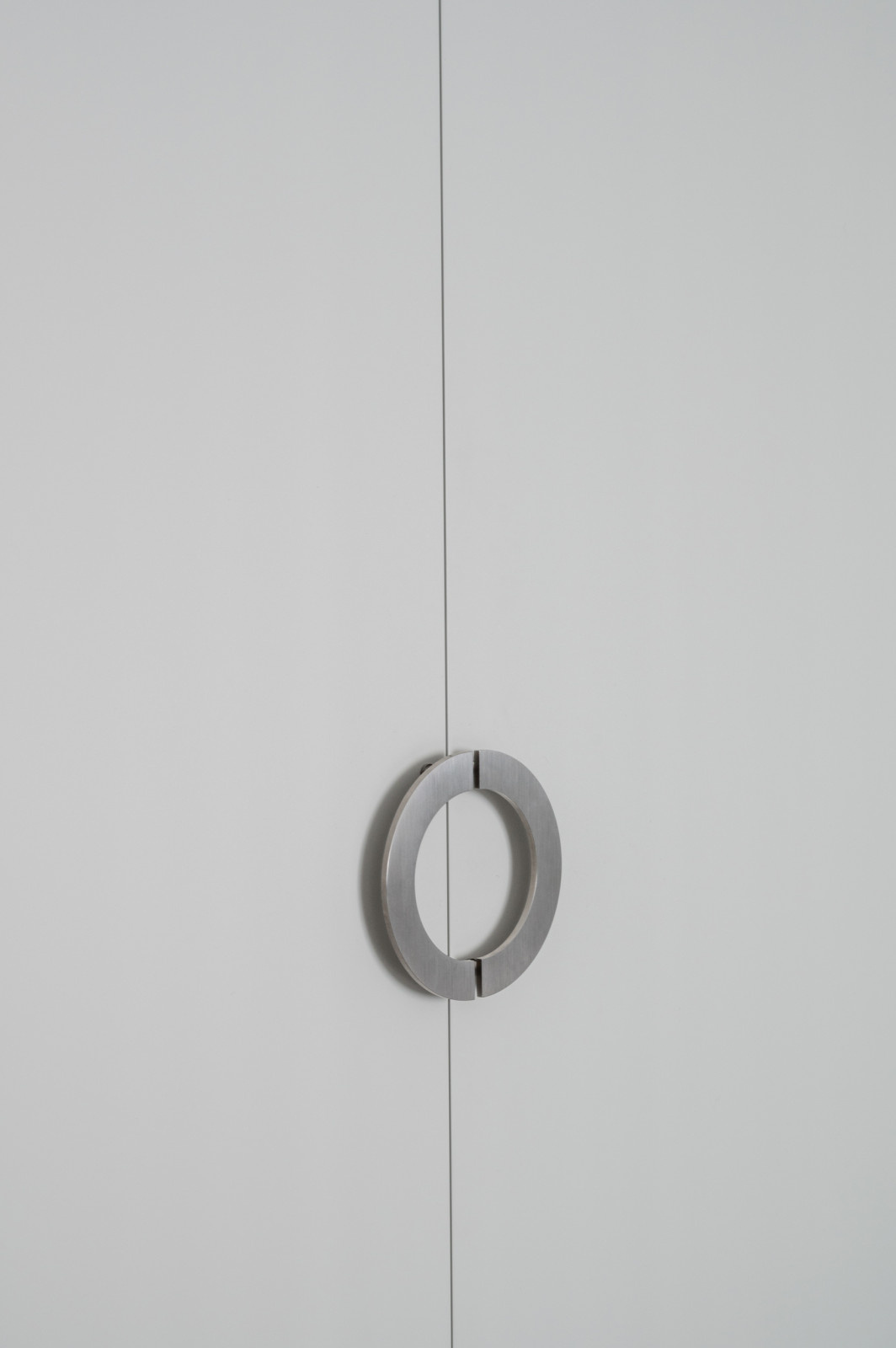 Шкаф с декоративной аркой