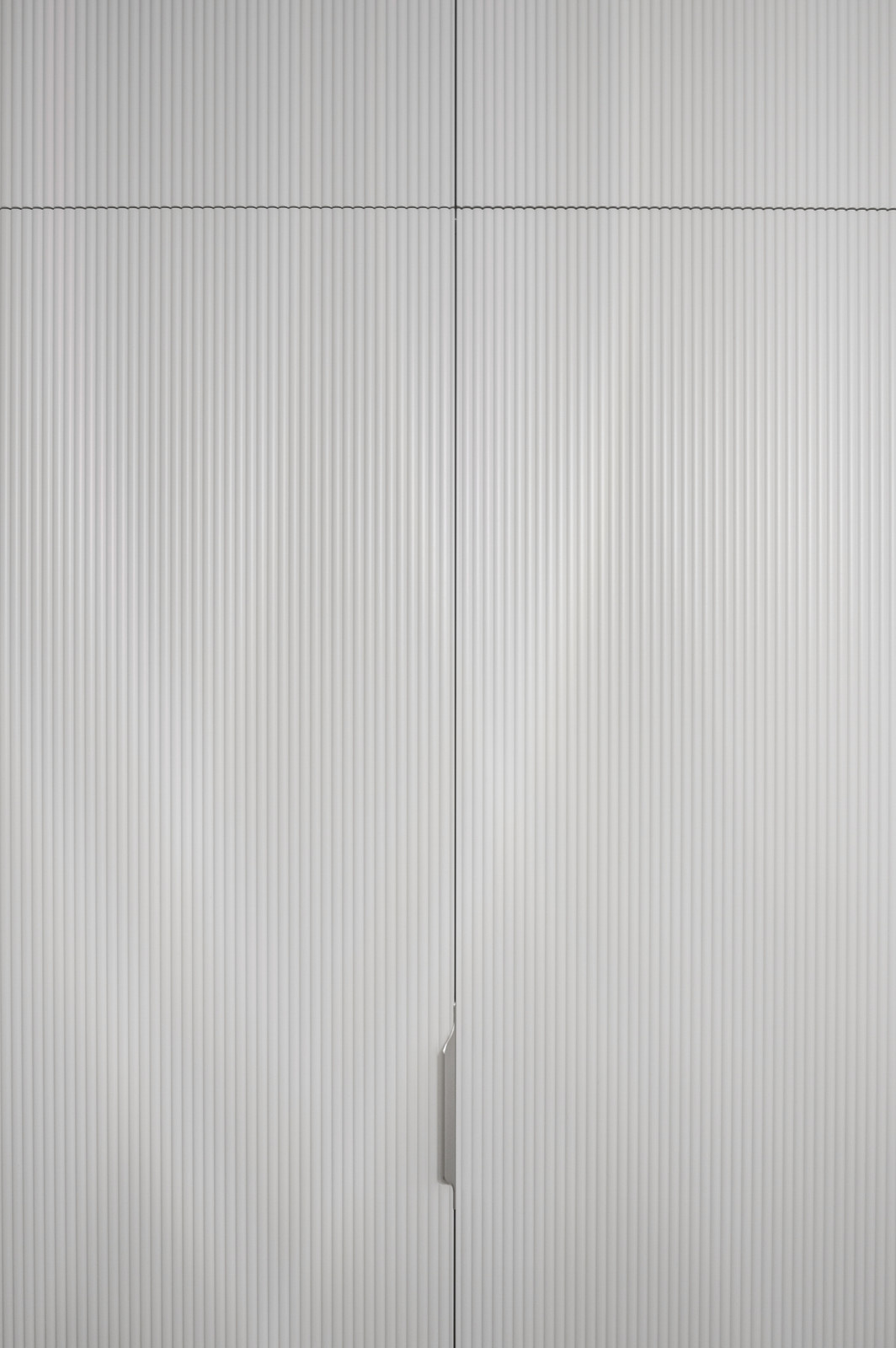 Шкаф с декоративной аркой