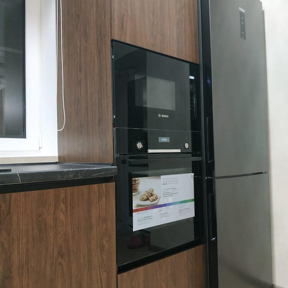 Большая темная кухня с барной стойкой в частный дом