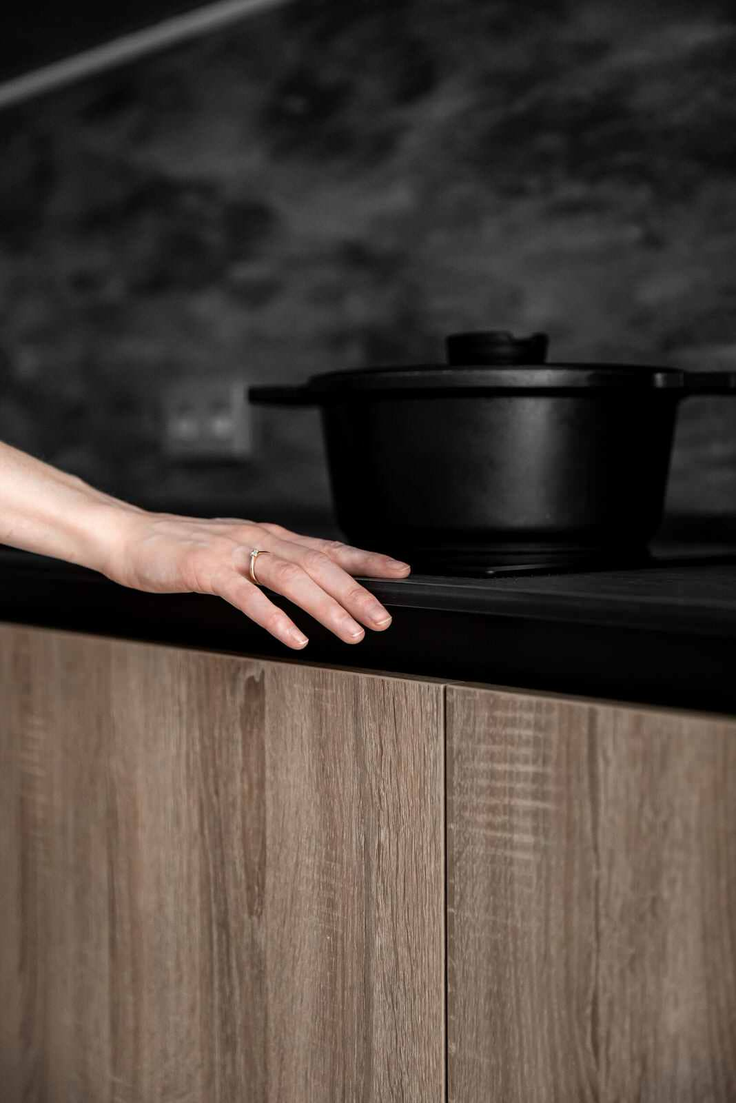 Большая угловая кухня в цвете графит с тонкой столешницей из компакт-плиты