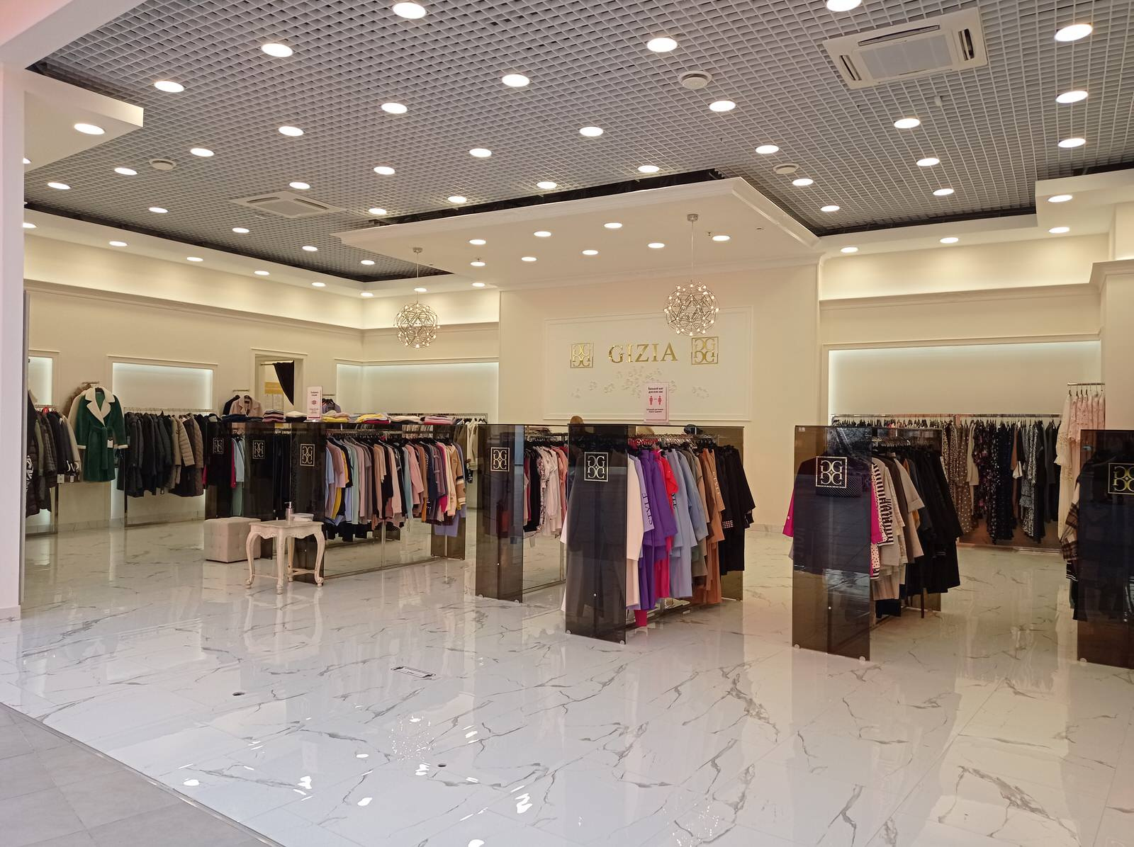 Интерьер магазина-бутика в Самаре в тц Гудок GIZIA