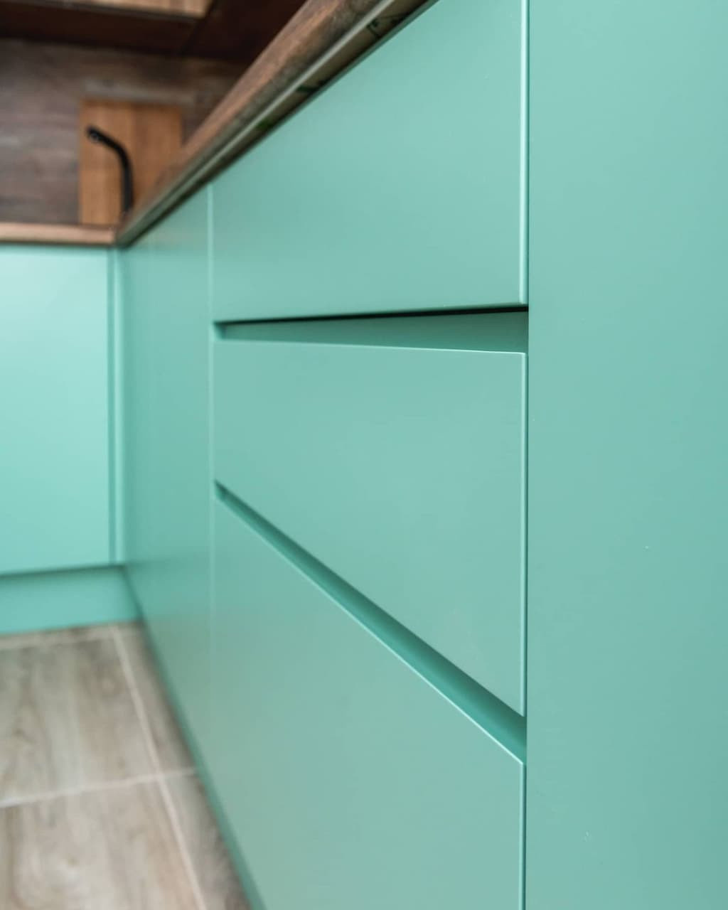 Маленькая угловая кухня мятного цвета для студии