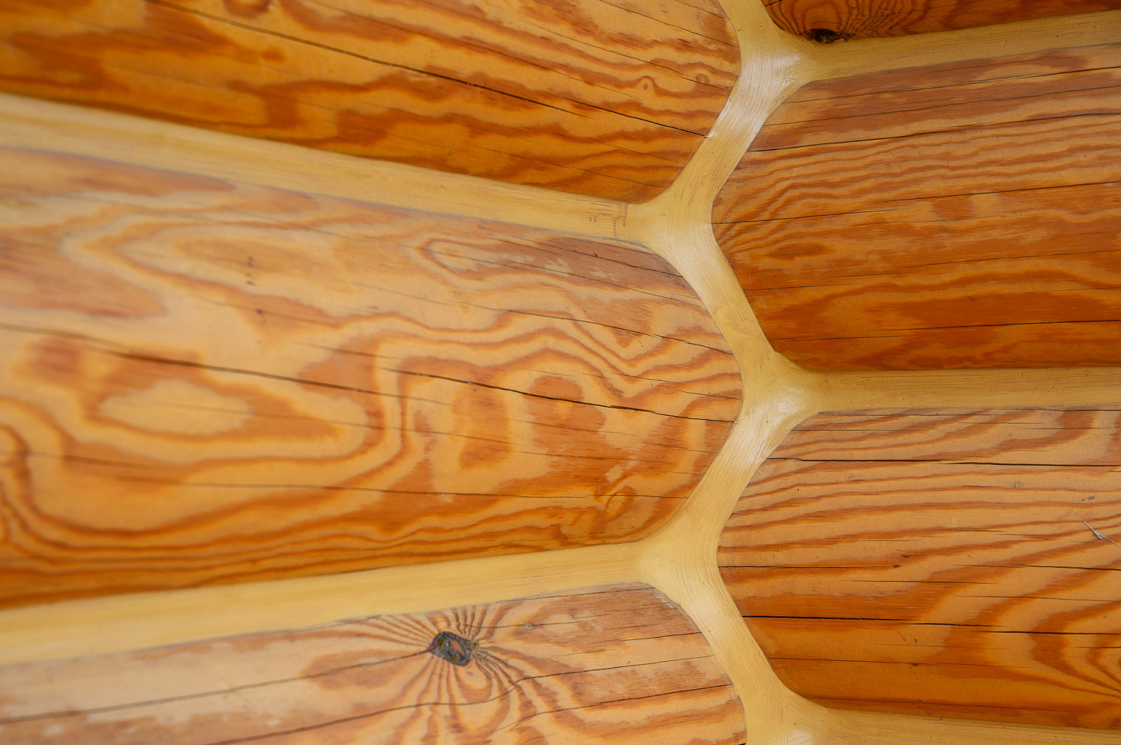 отделка дома из оцилиндрованного бревна