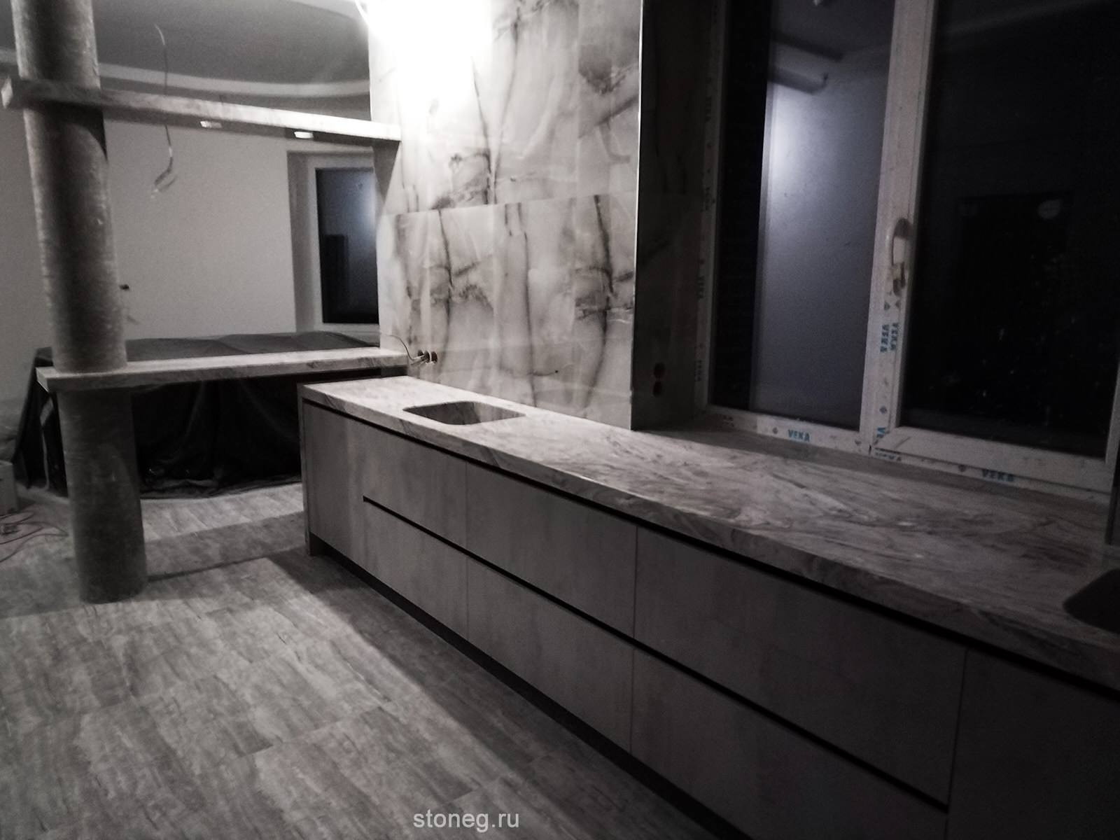 Кухонная столешница и барная из искусственного камня Corian под мрамор
