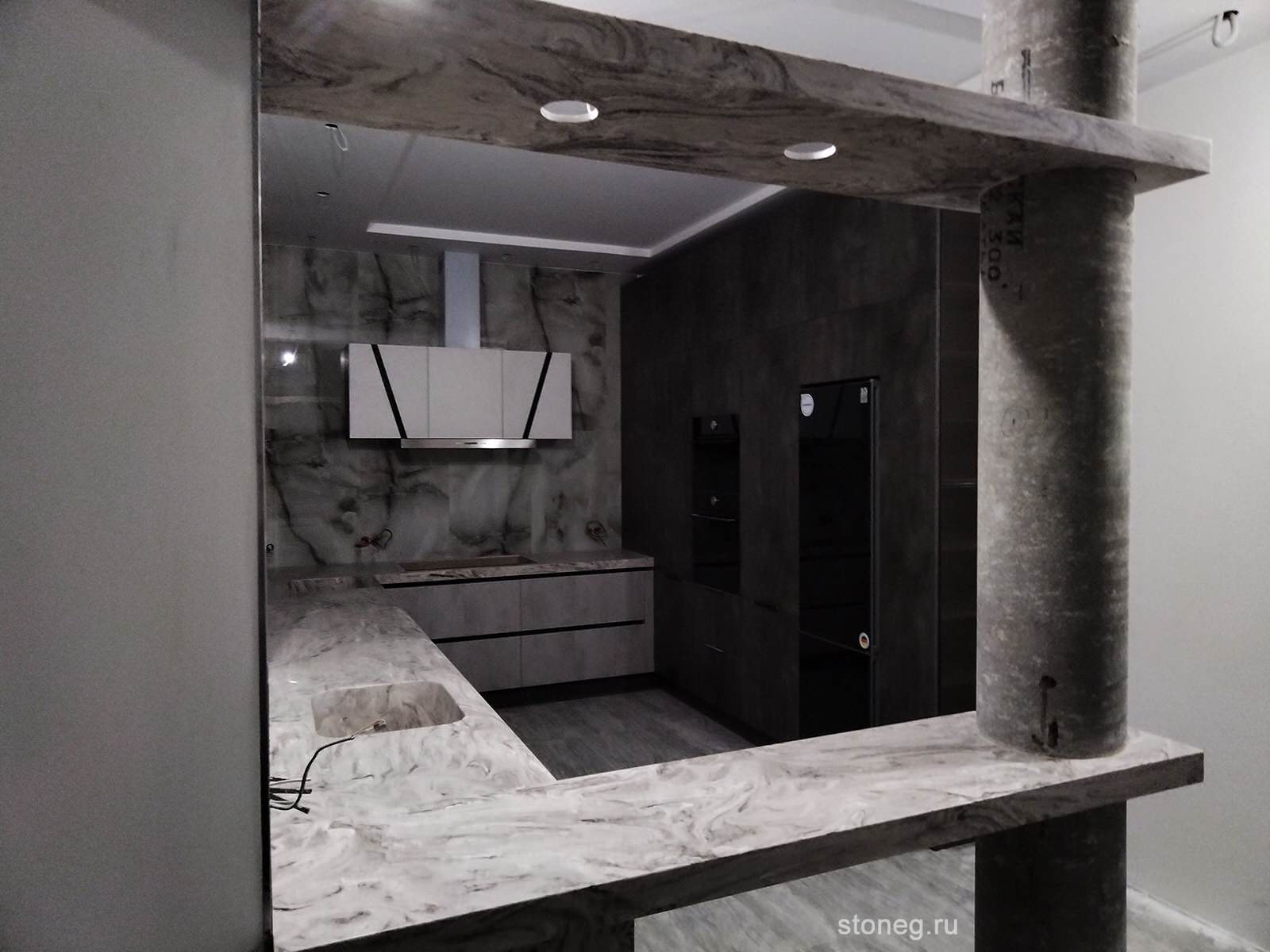 Кухонная столешница и барная из искусственного камня Corian под мрамор