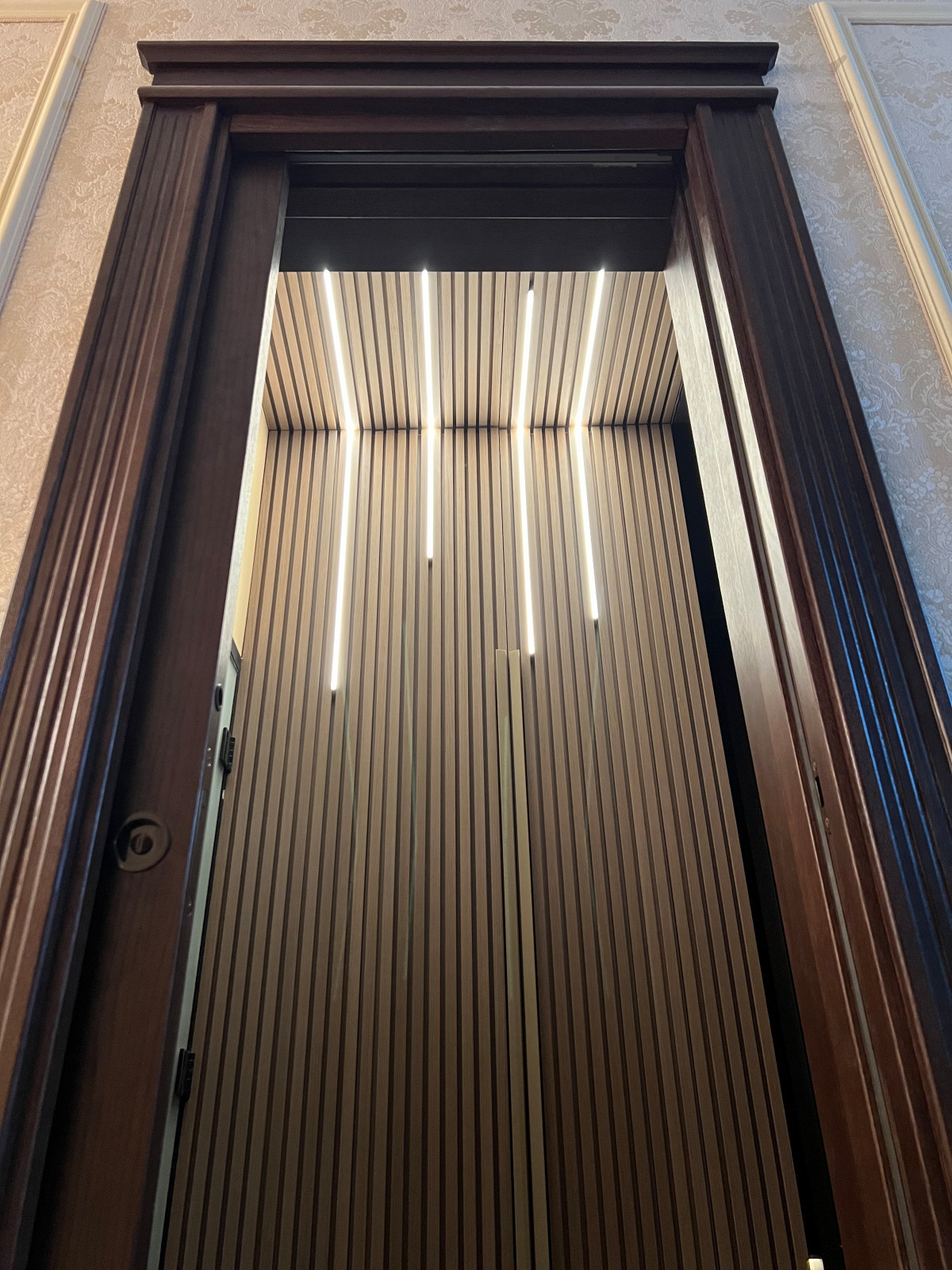 Баффели с подсветкой, скрытые двери с подсветкой