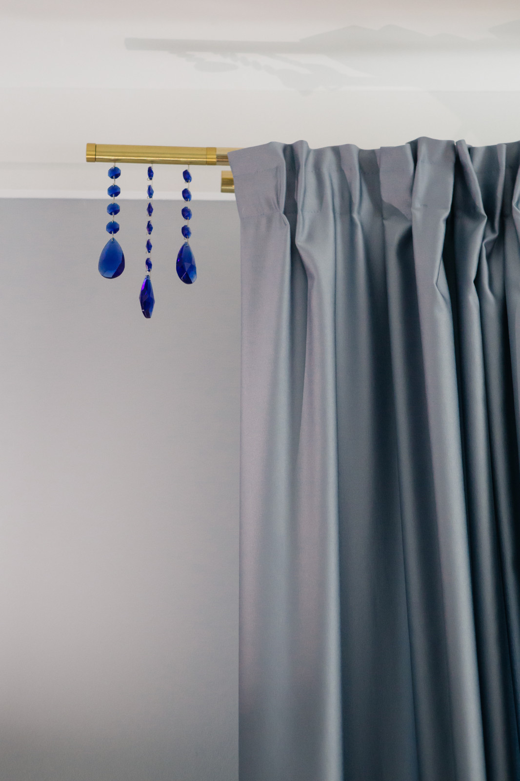 Голубые бархатные шторы для спальной