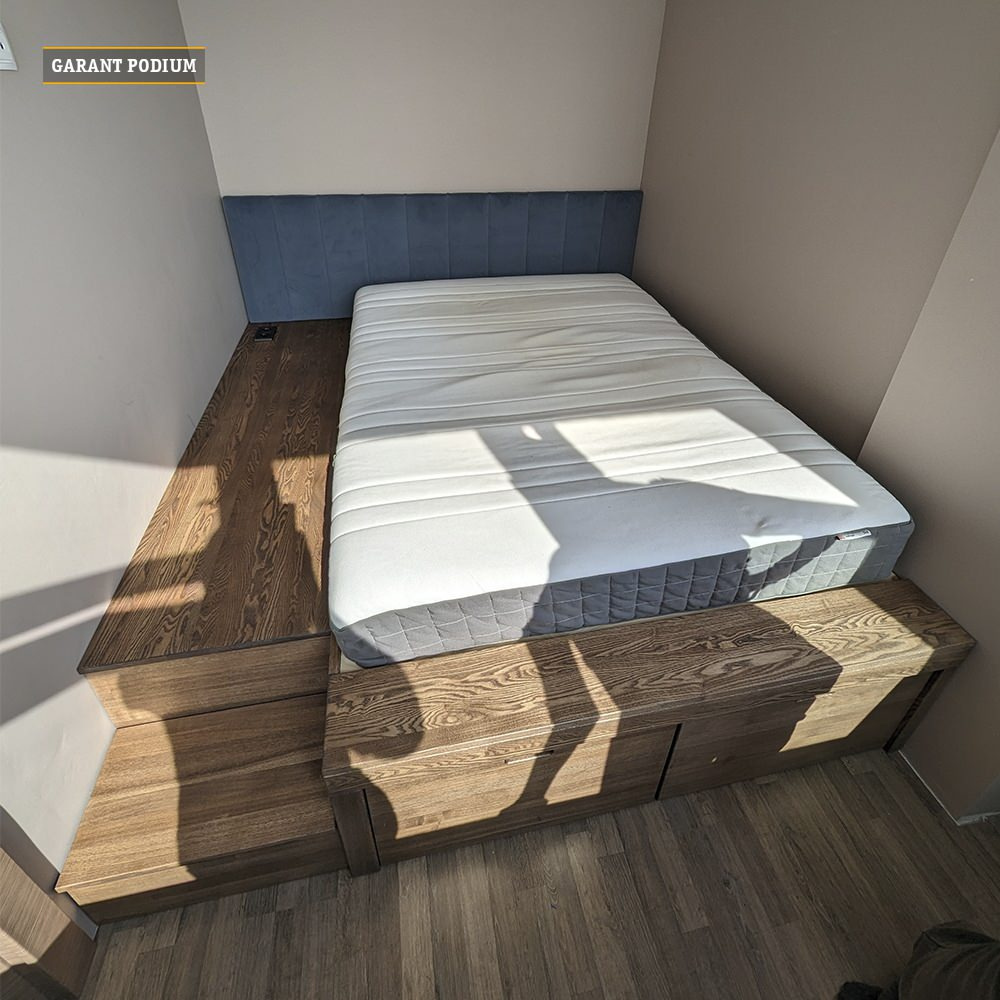 Подиум-кровать с подоконником-столом.