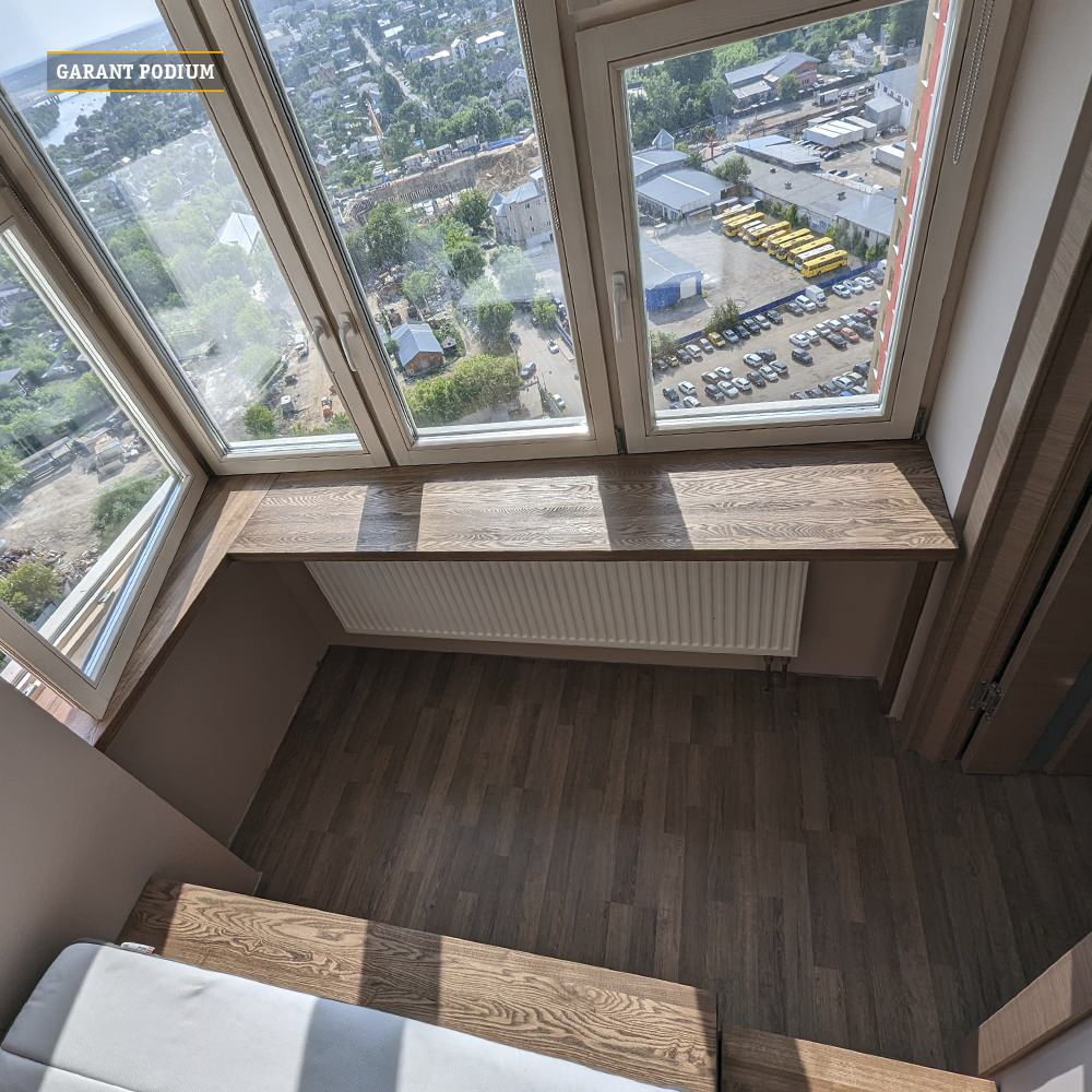 Подиум-кровать с подоконником-столом.