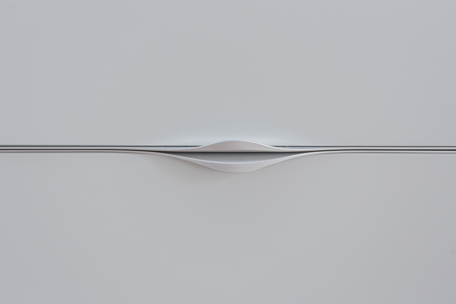 Матовая белая современная кухня