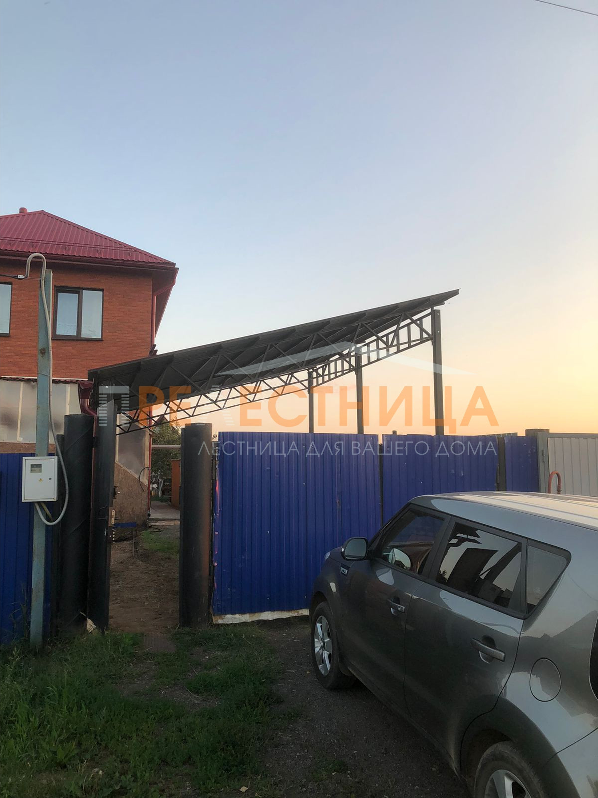 Отдельностоящий навес для автомобиля с снегозадержателями