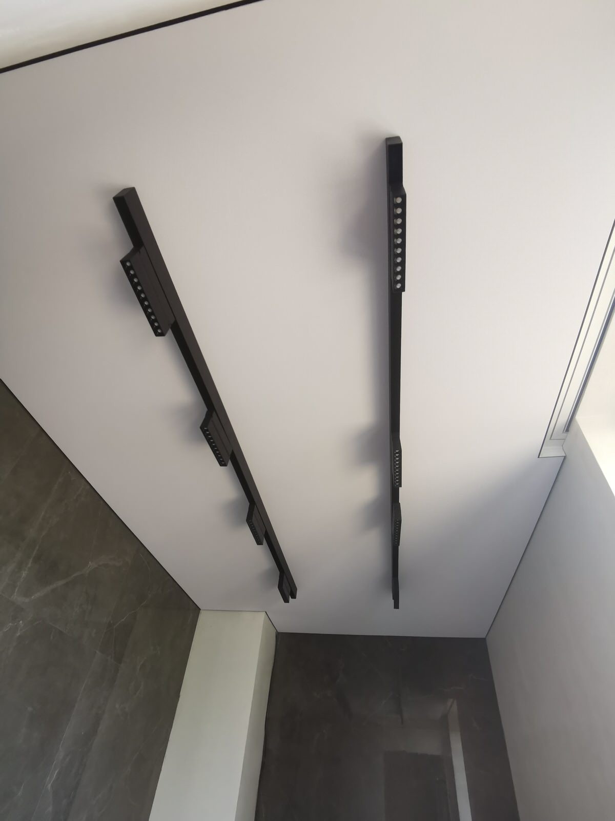 Монтаж тканевого потолка. Вешки