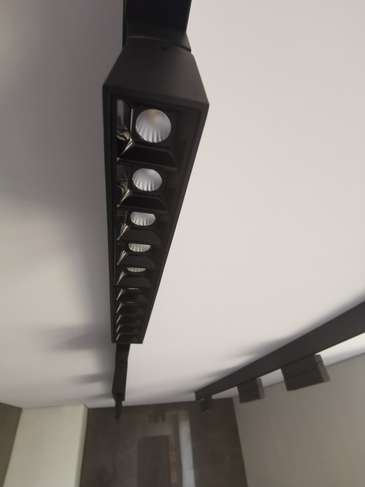 Монтаж тканевого потолка. Вешки