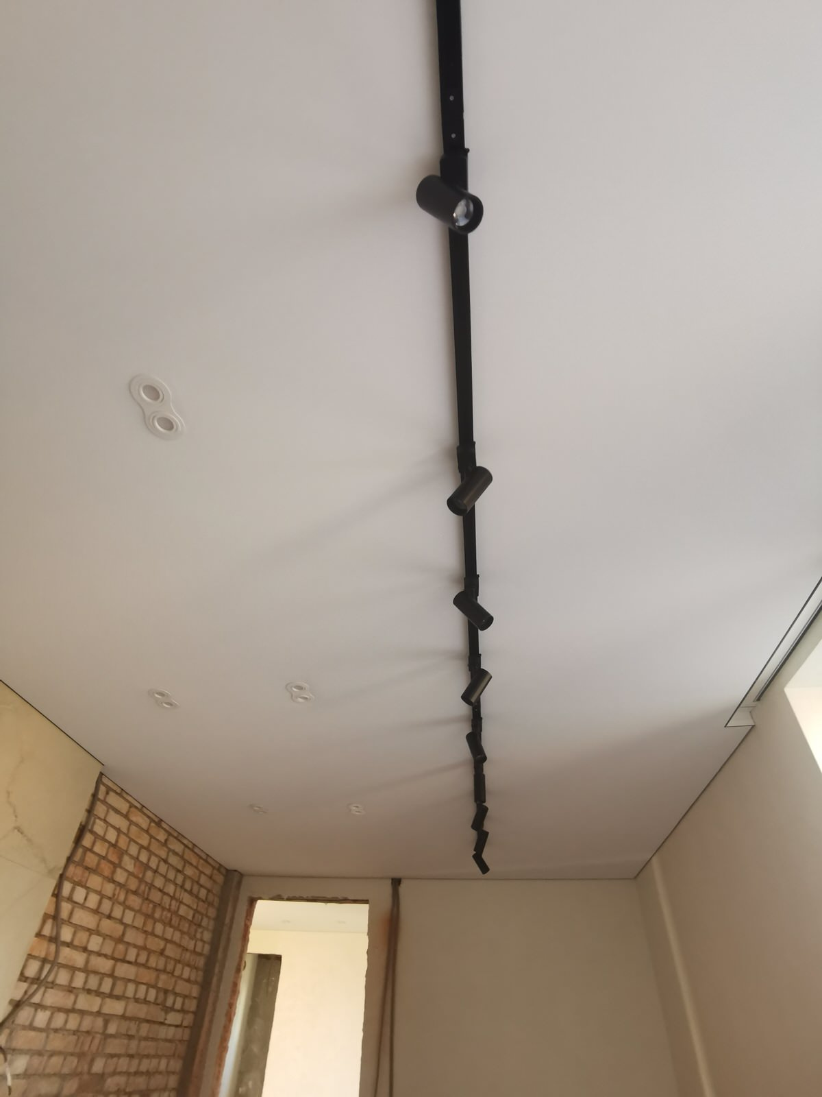 Монтаж тканевого потолка. Вешки