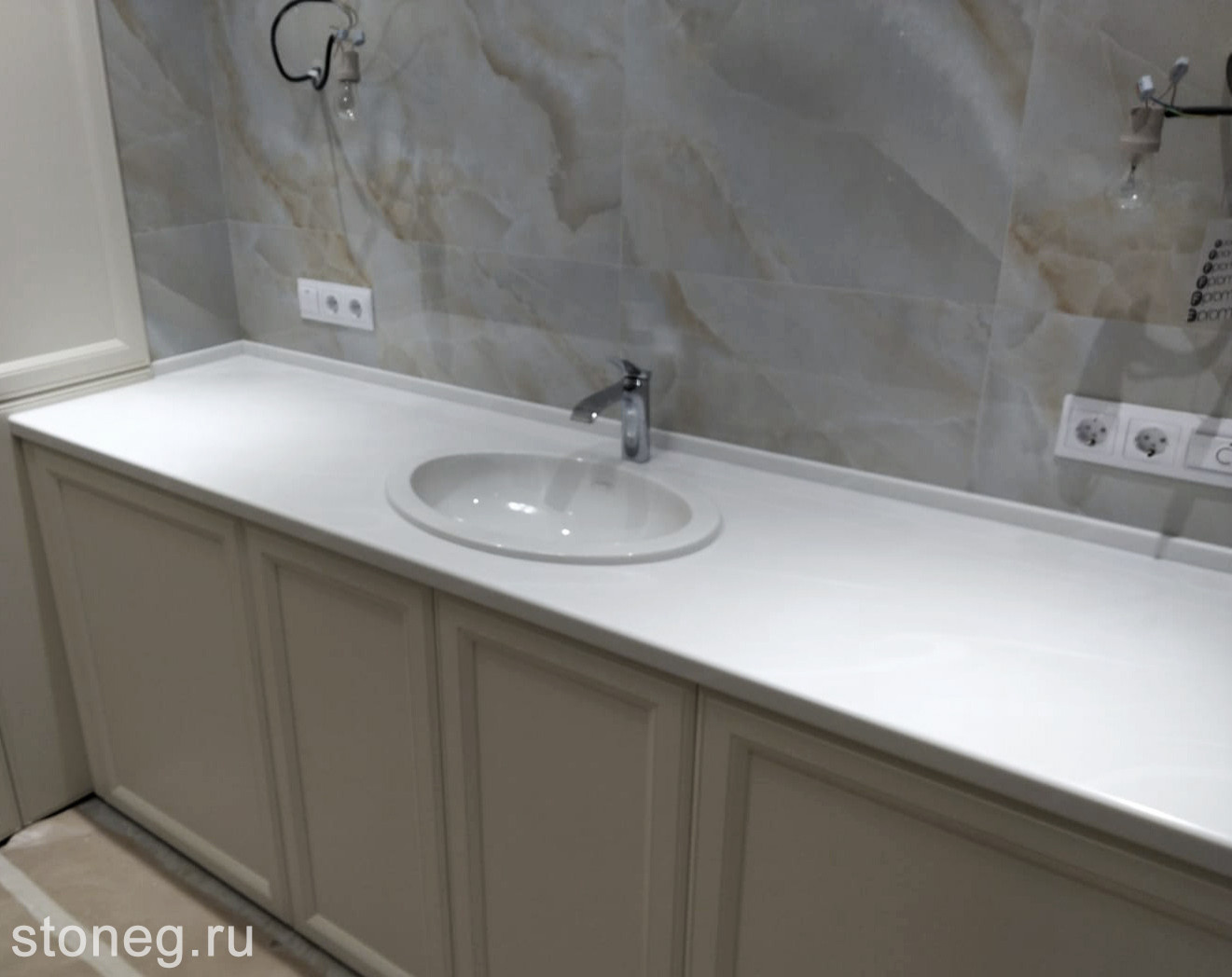 Мраморная столешница из камня Corian для ванной