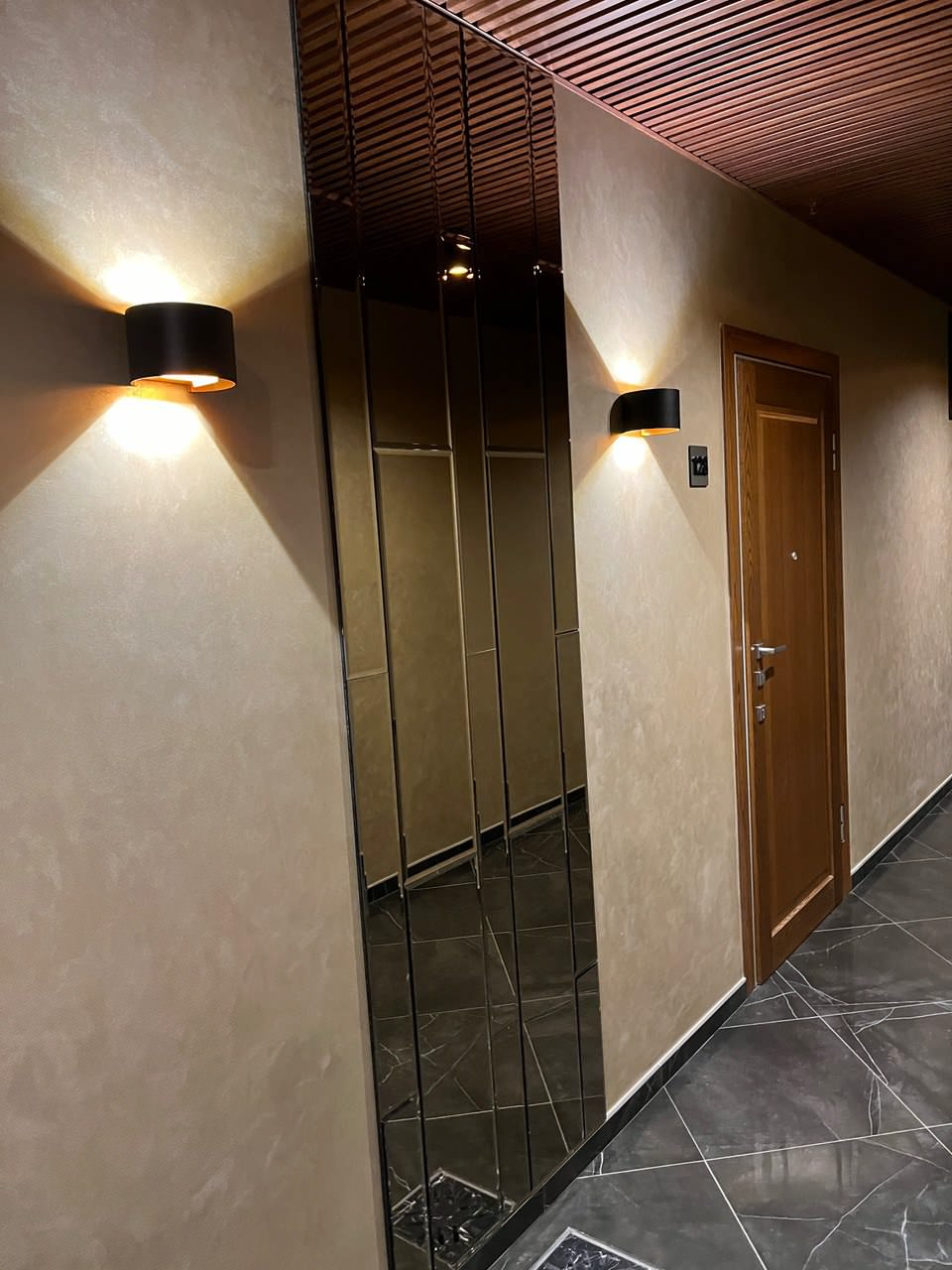 Зеркальное панно в лифтовом холле